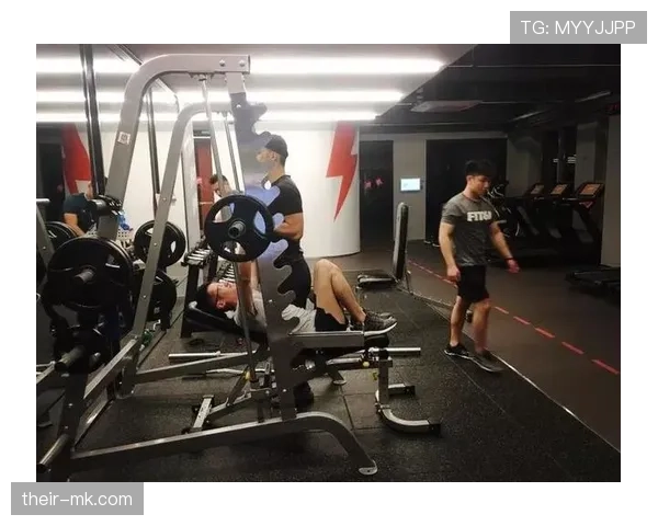 李小鹏这训练强度,凌晨四点健身房打卡是认真的? 李小鹏这训练强度,凌晨四点健身房打卡是认真的?
